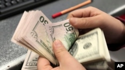Los bancos estadounidenses pueden ahora procesar transacciones en dólares para Cuba siempre y cuando ni el vendedor ni el comprador sean entidades de EE.UU.