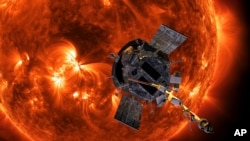 Esta ilustración proporcionada por la NASA muestra la sonda solar Parker acercándose al sol.