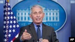 El Dr. Anthony Fauci, director del Instituto Nacional de Alergias y Enfermedades Infecciosas, dice que la variante ómicron del coronavirus parece no ser tan servera.