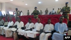 Des membres présumés de Boko Haram sont traduits devant un tribunal de N'Djamena, le 26 août 2015.