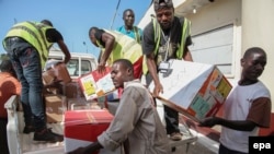 Du matériel destiné à la lutte contre Ebola est déchargé à l'aéroport Spriggs Payne à Monrovia, au Libéria, 2 avril 2014. (epa/ Ahmed Jallanzo)