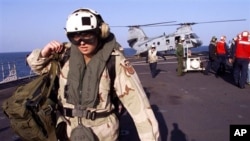Les marines américaines débarquent d'un hélicoptère CH-46 'Frog' après avoir atterri sur le pont de l'USS Mount Whitney, le centre de commandement et de contrôle d'une équipe spéciale dirigée pour la Corne de l'Afrique, 17 décembre 2002.