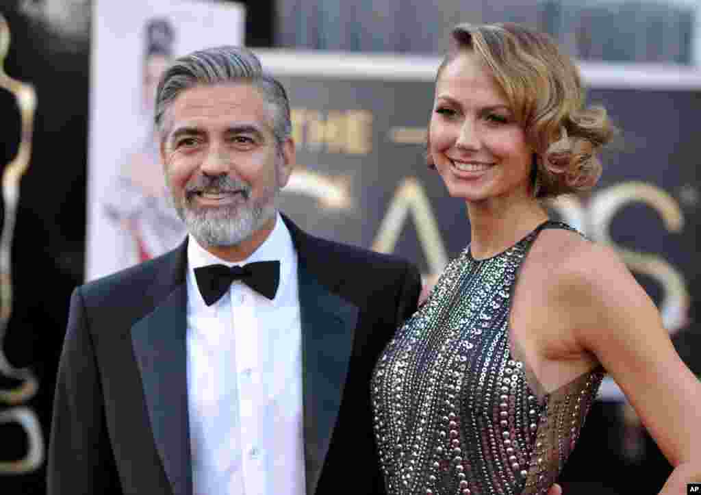 Aktor George Clooney dan pasangannya Stacy Keibler tiba di tempat penyelenggaraan Academy Awards ke-85 di Dolby Theatre, Los Angeles (24/2).