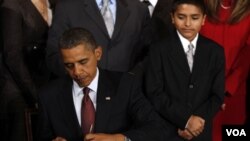 El presidente Barack Obama firma en la Casa Blanca una orden ejecutiva sobre la Excelencia en la Educación para los Hispanos.