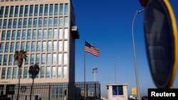 ARCHIVO: La bandera de Estados Unidos se ve en la Embajada en La Habana, Cuba, el 3 de marzo de 2022. REUTERS/Amanda Perobelli/File Photo