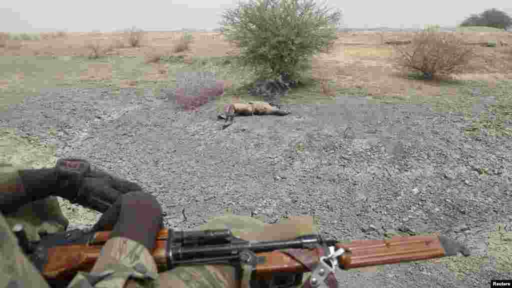 Sojojin Chadi a bakin daga a lokacin da suke fafata fada da ‘yan Boko Haram a garin Gamboru dake Najeriya.