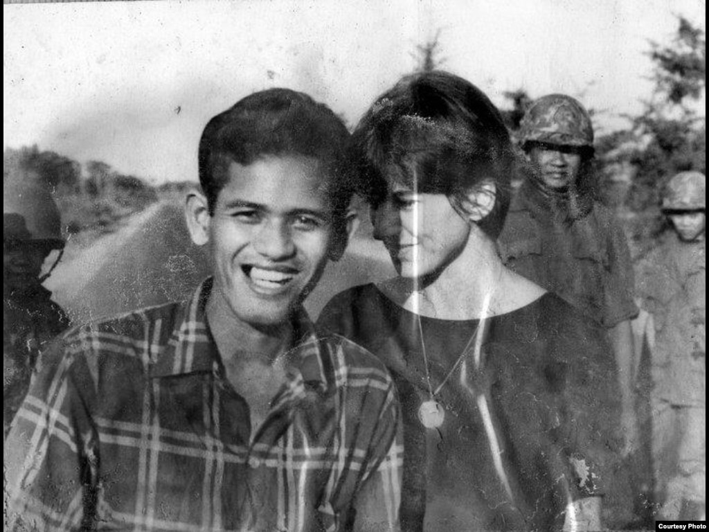 លោកស្រី Kate Webb (ស្តាំ) ជាមួយនឹងលោក ឈីម សារ៉ាត់ អ្នកបើករថយន្តឲ្យលោកស្រីដែលត្រូវបានចាប់ខ្លួន ហើយសម្លាប់។ (Sylvana Foa/មជ្ឈមណ្ឌលឯកសារកម្ពុជា)