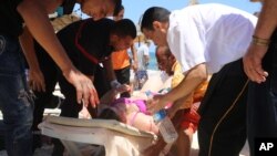 Premiers soins victime de l'attentat de Sousse, en Tunisie (Jawhara FM via AP)
