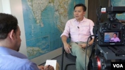 Staf penulis senior surat kabar Khaosod, Pravit Rojanaphruk, selama wawancara dengan VOA News. Bangkok, Thailand (Z. Aung/VOA)