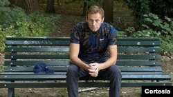 El opositor Alexei Navalny sentado en una banca en Berlín, Alemania, en esta foto obtenida de las redes sociales.