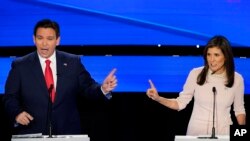 前美国驻联合国大使妮基·黑利(Nikki Haley,右)与佛罗里达州州长罗恩·德桑蒂斯(Ron DeSantis)2024年1月10日在一场辩论中针锋相对。(美联社)