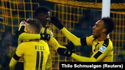 Ousmane Dembele célèbre son but avec Pierre-Emerick Aubameyang et Marc Reus à Dortmund le 3 décembre 2016