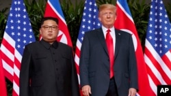 រូបឯកសារ៖ លោក Kim Jong Un និងលោកដូណាល់ ត្រាំនៅក្នុងជំនួបលើកដំបូងកាលពីថ្ងៃទី១២ ខែមិថុនា ឆ្នាំ២០១៨។ 