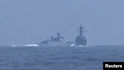 Kapal perang China PRC LY 132 berlayar mendekati kapal penghancur milik Angkatan Laut AS USS Chung-Hoon di Selat Taiwan pada 3 Juni 2023. (Foto: Global News via Reuters)