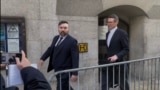 香港駐倫敦HKETO間諜案2月14日再度開庭審理。兩名涉案被告之一的38歲的前英國邊境部隊（UK Border Force）職員衞志樑(Wai Chi-Leung Peter)在離開法庭時並無回應記者提問。（攝影：美國之音鄭樂捷）
