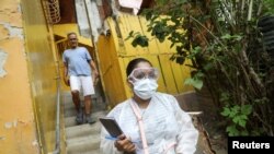 El incumplimiento de pagos por contribución del gobierno en disputa de Venezuela a la OPS ha concluido con la suspensión del derecho a voto de este país. En la imagen, una doctora en un barrio pobre de Caracas, el pasado 14 de julio.