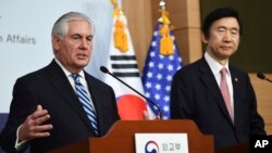 한국을 방문한 렉스 틸러슨 미국 국무장관(왼쪽)이 17일 서울 외교부 청사에서 윤병세 한국 외교장관과 공동기자회견을 가졌다.