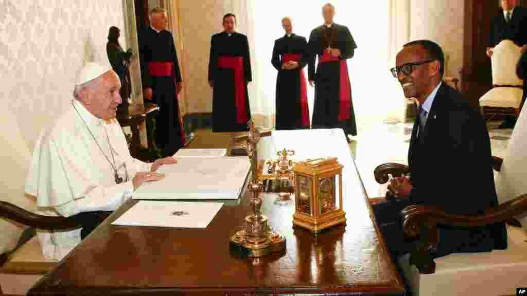 Le président rwandais Paul Kagame avec le pape François lors d'une audience privée, au Vatican, le 20 mars 2017.