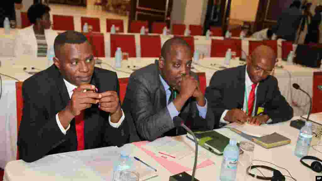Des acteurs politiques burundais Ndikumana Delphine, Rwasa Agaton (president de l'Assemblée nationale depuis après les elections) et Leonce Ngendawmana lors des pourparlers au Burundi.