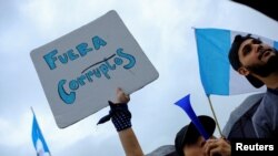 Los manifestantes participan en una protesta anticorrupción para respaldar la transición del presidente electo Bernardo Arévalo, luego de la suspensión de su partido por parte de las autoridades electorales, en la Ciudad de Guatemala, Guatemala, el 2 de septiembre de 2023.