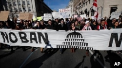 Para demonstran yang menentang larangan perjalanan Trump berjalan dari Lafayette Park dekat Gedung Putih di Washington, Sabtu, 4 Februari 2017.