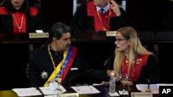 El presidente venezolano, Nicolás Maduro, conversa con la presidenta del Tribunal Supremo de Justicia, Caryslia Rodríguez, durante el acto inaugural del año judicial, en Caracas.