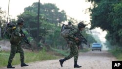 Soldados patrullan en Tibú, Colombia, el 21 de enero de 2025, luego de ataques guerrilleros que mataron a decenas de personas y obligaron a miles a huir de sus hogares en la región del Catatumbo. AP