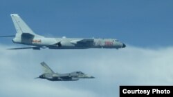 台灣戰機2017年7月20日在中國轟六機左邊貼近飛行（台灣國防部提供）