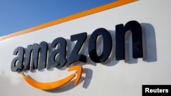 El logotipo de Amazon se ve en el centro logístico de la compañía en Boves, Francia. 