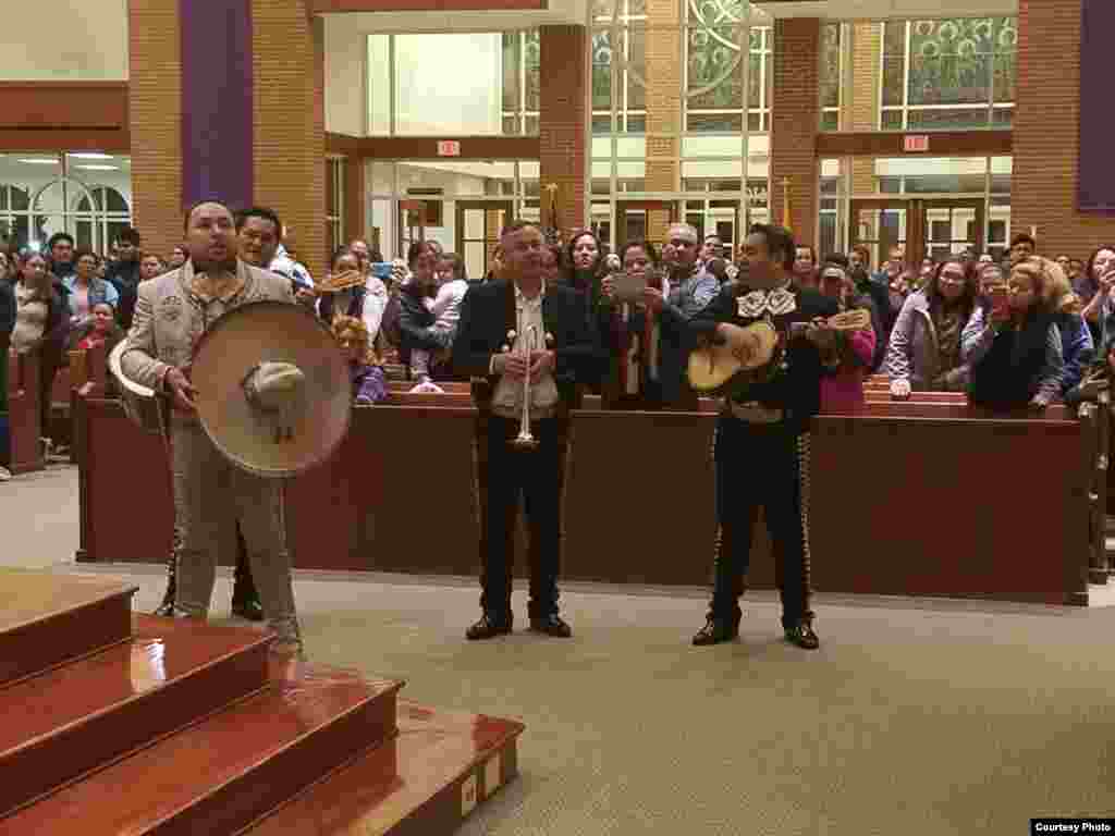 Mariachi toca canciones para la Virgen de Guadalupe en Virginia, el 12 de diciembre, 2018. Foto: Mitzi Macias- VOA