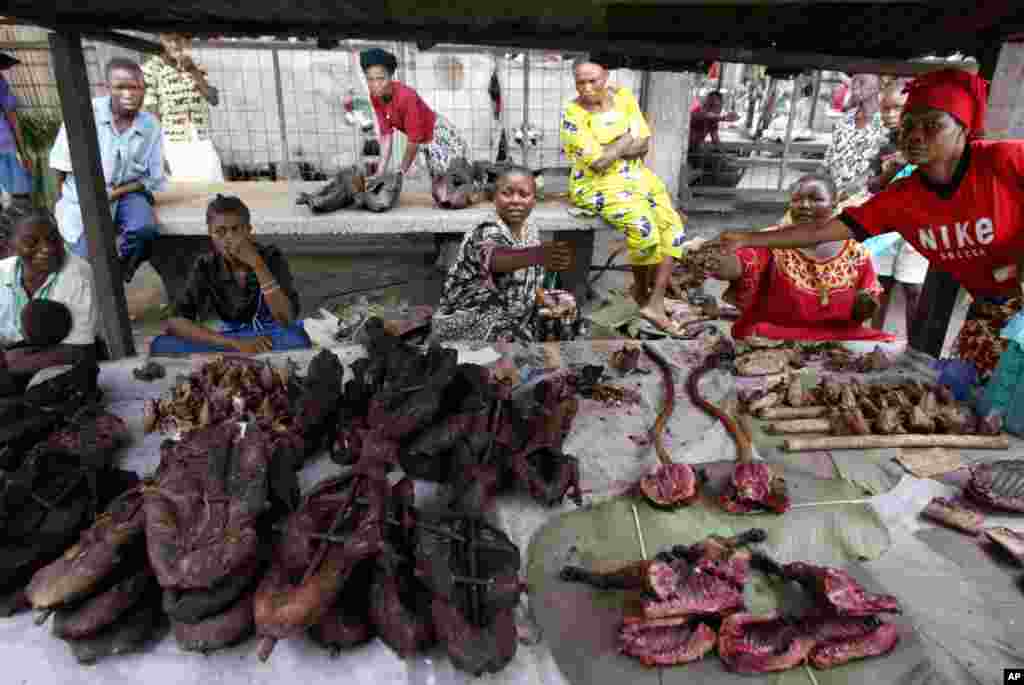 Des femmes vendent de la viande du singe dans un marché, à Kisangani, en République démocratique du Congo, jeudi 15 avril 2004. (AP Photo / Schalk van Zuydam)