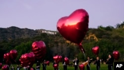 Una banda de mariachis espera a que comience una ceremonia de pedido de matrimonio en Lake Hollywood Park en Los Ángeles, el Día de San Valentín, el 14 de febrero de 2022..