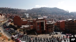 Manifestantes protestan contra la respuesta del gobierno a la pandemia de COVID-19 en La Paz, Bolivia, el martes 14 de julio de 2020.