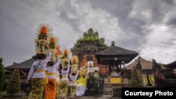 Warga Menuju Pura di Bali (Foto: Courtesy/Gus Santi Utama).
