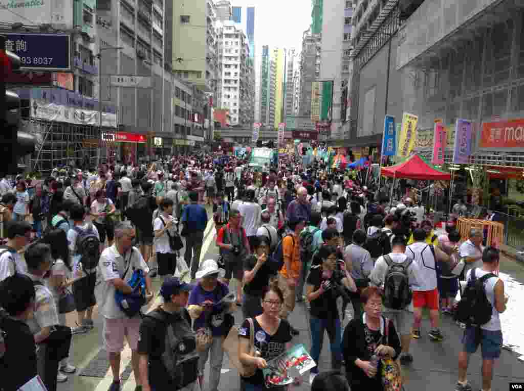 今天是香港回归17周年纪念日,在官方和亲北京团体举行各种庆祝活动的同时,几十万市民下午冒着高温走上街头,参加七一大游行(美国之音海彦拍摄)
