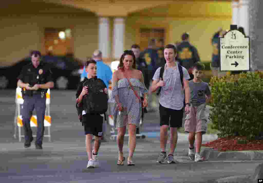 Des membres de famille viennent chercher leurs enfants de l'école à Parkland, en Floride, le 14 février 2018.