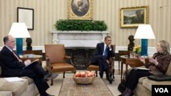El asesor de seguridad, Tom Donilon, el presidente, Barack Obama y la secretaria de Estado, Hillary Clinton, reunidos tras la reunión de Clinton con Patriota.