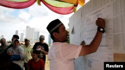 Penghitungan suara hasil pilkada di Jakarta hari Rabu (15/2).