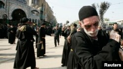 Шиїїтські паломники беруть участь у відзначенні Ашури