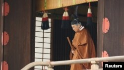 Kaisar Jepang Akihito dalam ritual "Taiirei-Tojitsu-Kashikodokoro-Omae-no-gi", upacara Kaisar melaporkan pelaksanaan upacara turun tahta, di Istana Kekaisaran di Tokyo, Jepang, 30 April 2019.