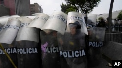 ARCHIVO - La policía impide que los manifestantes antigubernamentales lleguen al Congreso donde la presidenta peruana Dina Boluarte pronuncia su primer discurso anual, el Día de la Independencia en Lima, Perú, el viernes 28 de julio de 2023.