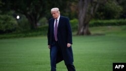 El presidente Donald Trump llega a la Casa Blanca en Washington, D.C., el 1 de octubre de 2020, luego de los eventos de campaña en Nueva Jersey.