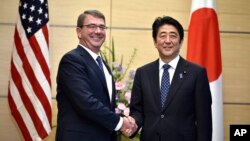 日本首相安倍晉三4月8日在東京與到訪的美國國防部長卡特會面。