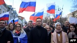  Le leader de l'opposition russe Alexei Navalny, sa femme Yulia, le politicien de l'opposition Lyubov Sobol et d'autres manifestants marchent en mémoire du critique du Kremlin Boris Nemtsov assassiné dans le centre de Moscou le 29 février 2020. (AFP)