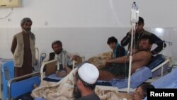 Des Afghans soignés dans un hôpital de la province de Kunduz en Afghanistan, le 3 avril 2018.