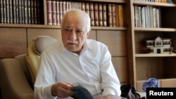 رجب طیب اردوغان فتح اﻟله گولن را به حمایت از کودتای ۲۵ تیر ماه متهم کرده؛ اتهامی که وی آن را رد کرده است.