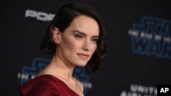 ARHIVA - Dejzi Ridli na svetskoj premijeri filma "Ratovi zvezda - Uspon Skajvokera", 16. decembra 2019. u Los Anđelesu(Foto: Jordan Strauss/Invision/AP)
