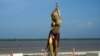 Vista de una estatua de la cantante colombiana Shakira en el Malecón de Barranquilla, Colombia, el 26 de diciembre de 2023.