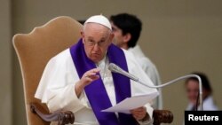 El papa Francisco preside la Santa Misa en la iglesia de Santa Maria delle Grazie, en Roma, el 17 de marzo de 2023.