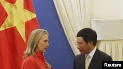 Menlu AS Hillary Clinton (kiri) berbicara dengan Menlu Vietnam, Pham Binh Minh dalam kunjungannya di Hanoi (10/7).